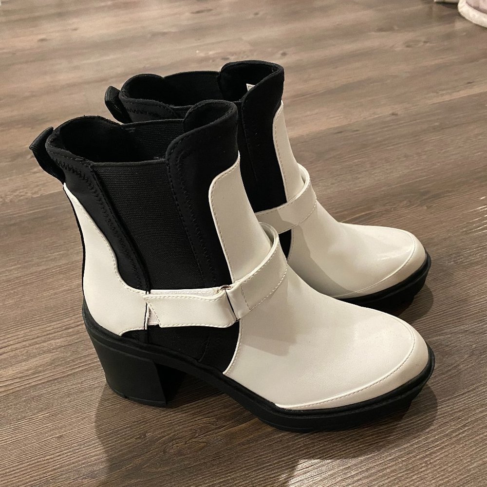 NWOT Rocket Dog Kali High Heel Chelsea Boots